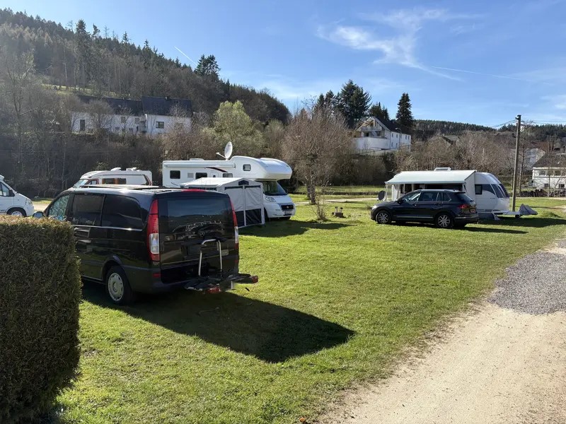 Obere Wiese mit Wohnmobilen und Zelten