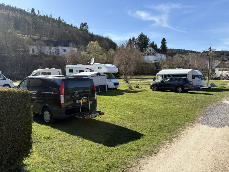 Obere Wiese mit Wohnmobilen und Zelten