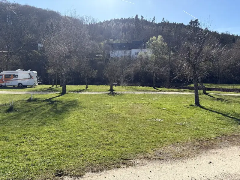 Vordere Wiese mit Wohnwägen und Zelten